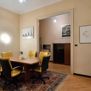 https://ampio-appartamento-milano-centro-crocetta.italymilanhotels.net